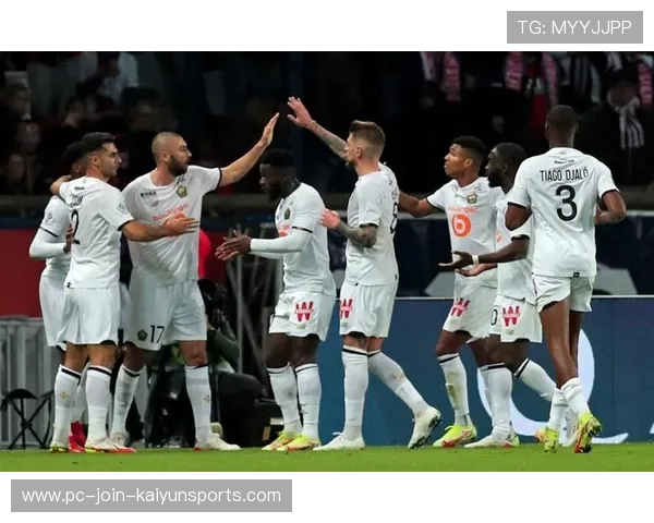 巴黎上演绝杀反超,积分榜争夺再起波澜 巴黎上演绝杀反超,积分榜争夺再起波澜