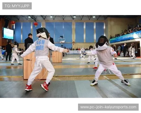 击剑对抗快攻,刺中红灯引爆欢呼的瞬间