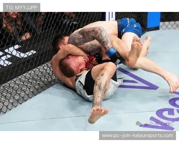 UFC拳手被KO倒地后自己站起来鼓掌