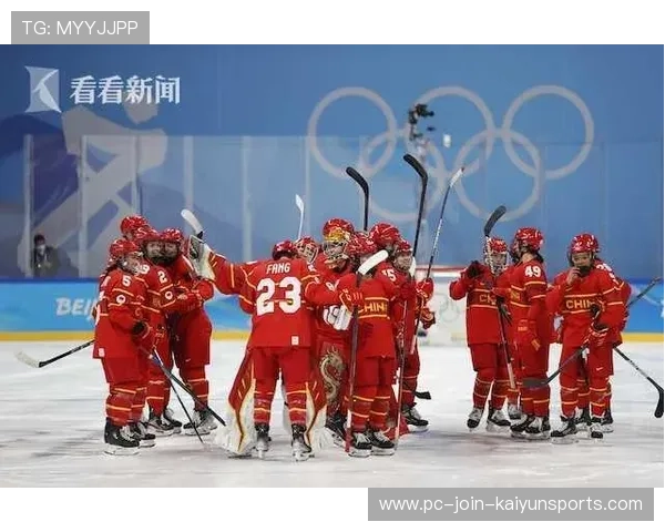 冰球运动员被撞出场外后冷静回归继续打 冰球运动员被撞出场外后冷静回归继续打