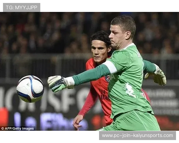 卡瓦尼前点甩头顶进关键球