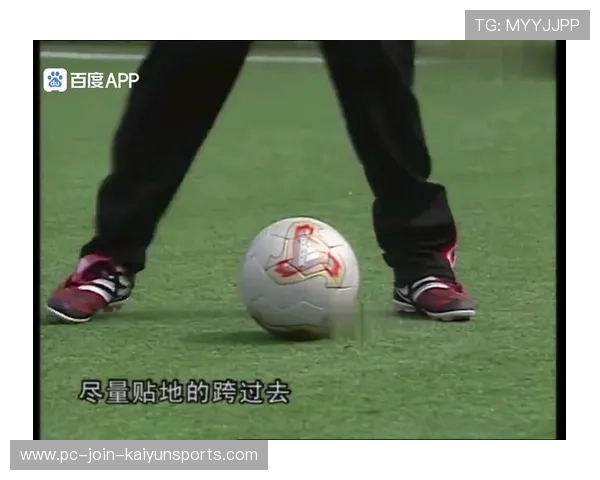 前锋被训练做“持球转身+摆脱防守”的连贯动作提升终结效率